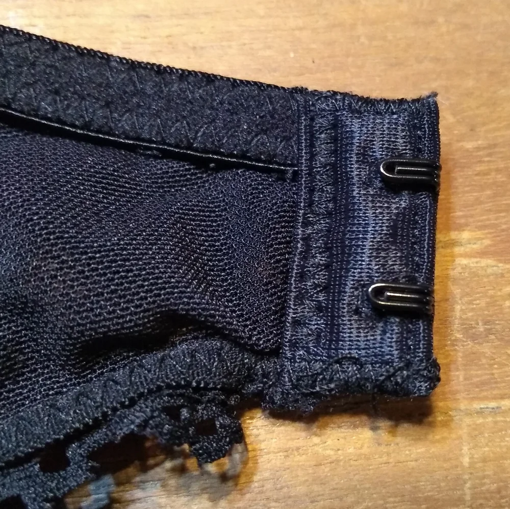 La Senza 2-Piece Black Lace Bra (34D) & Garter Belt, Medium - Picture 9 of 14